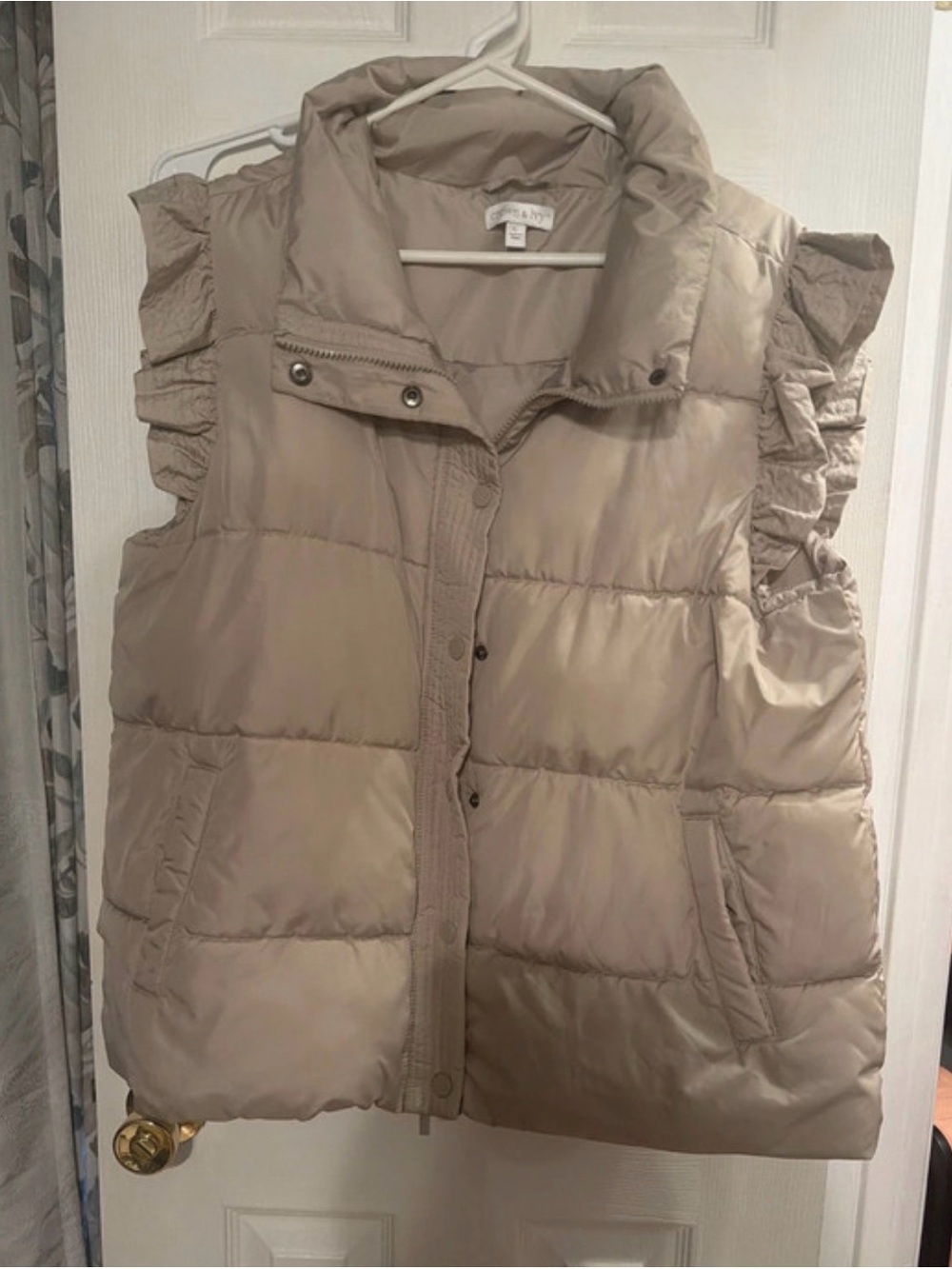 crown & ivy Quilted Sleeveless Puffer Vest in Beige